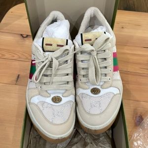 Barely worn Gucci sneakers. Size 39.5. Green and pink stripe.